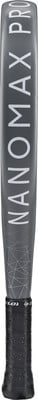 Tennisschläger mit der Aufschrift NANOMAX PRO und schwarzem Griffband. Tennisschläger mit der Aufschrift NANOMAX PRO und schwarzem Griffband.
