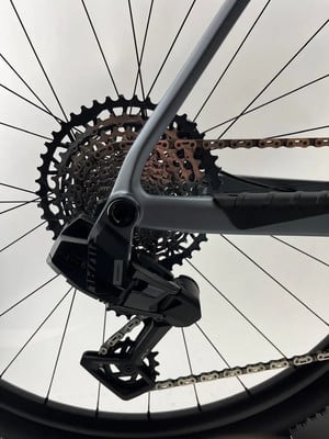 SRAM Rival Schaltwerk mit Kassette und Kette am Fahrrad. SRAM Rival Schaltwerk mit Kassette und Kette am Fahrrad.