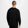 Mann von hinten in schwarzem Langarmshirt mit Textur.