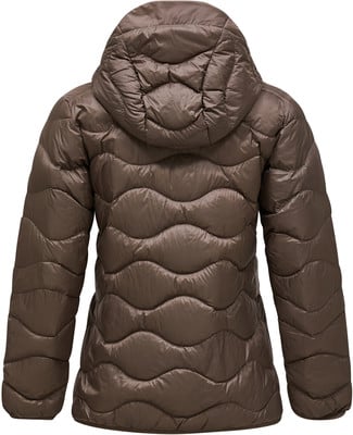 Rückansicht einer braunen Daunenjacke mit Kapuze und Wellensteppung.