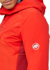 Rote Jacke mit Mammut-Logo auf dem Ärmel.