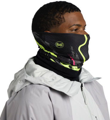 Mann in einem schwarzen Nackenschutz mit neonfarbenem Muster und Buff-Logo.