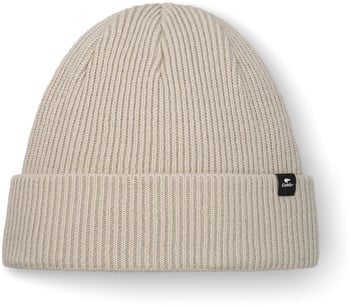 Eine beige Rippstrickmütze mit schwarzem Logo-Patch.
