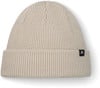 Eine beige Rippstrickmütze mit schwarzem Logo-Patch.