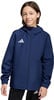 Junge in dunkelblauer Adidas-Jacke mit Kapuze und Logo auf der Brust.