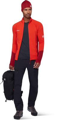 Ein Mann in einer roten Jacke und schwarzer Hose mit Rucksack und Schuhen. Ein Mann in einer roten Jacke und schwarzer Hose mit Rucksack und Schuhen.