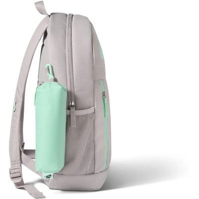 Šedý batoh Nike s mintovým pouzdrem na láhev připevněným k ramennímu popruhu. Šedý batoh Nike s mintovým pouzdrem na láhev připevněným k ramennímu popruhu.
