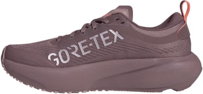Lila Laufschuh mit GORE-TEX Schriftzug an der Seite. Lila Laufschuh mit GORE-TEX Schriftzug an der Seite.