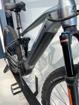 Detail eines Elektro-Mountainbikes mit Federung und Akku im Rahmen. Detail eines Elektro-Mountainbikes mit Federung und Akku im Rahmen.