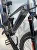Detail eines Elektro-Mountainbikes mit Federung und Akku im Rahmen.
