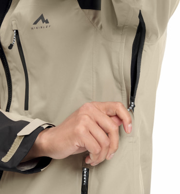 Detail einer Jacke mit McKinley-Logo und Reißverschluss. Detail einer Jacke mit McKinley-Logo und Reißverschluss.