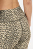Detail des unteren Rückens einer Frau in Leggings mit Leopardenmuster.