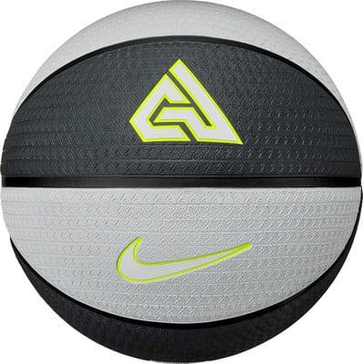 Basketball mit Nike-Logo und Giannis Antetokounmpo-Symbol. Basketball mit Nike-Logo und Giannis Antetokounmpo-Symbol.