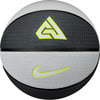 Basketball mit Nike-Logo und Giannis Antetokounmpo-Symbol.