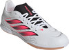 Fehér Adidas Predator teremfutball cipő rózsaszín csíkokkal és fekete fűzővel.