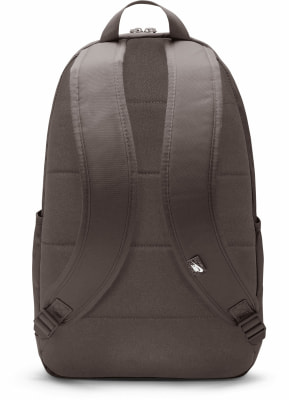 Rückseite eines braunen Rucksacks mit gepolsterten Trägern und Nike-Logo. Rückseite eines braunen Rucksacks mit gepolsterten Trägern und Nike-Logo.