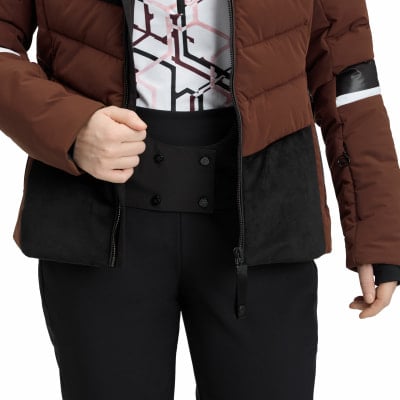 Detail einer Damen-Winterjacke mit schwarzer Hose und gemustertem Hemd.