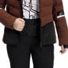 Detail einer Damen-Winterjacke mit schwarzer Hose und gemustertem Hemd.