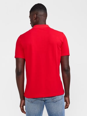 Ein Mann in einem roten Poloshirt und Jeans von hinten. Ein Mann in einem roten Poloshirt und Jeans von hinten.