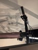 Detail des Lenkers und Rahmens eines Cube-Fahrrads mit Spiegelung an der Wand.