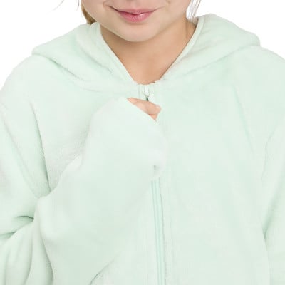Ein Mädchen schließt einen Reißverschluss an einer weichen Fleecejacke. Ein Mädchen schließt einen Reißverschluss an einer weichen Fleecejacke.