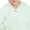 Ein Mädchen schließt einen Reißverschluss an einer weichen Fleecejacke.