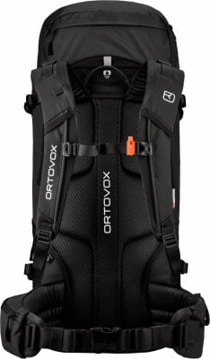 Rückseite eines schwarzen Rucksacks mit ORTOVOX-Logo und gepolsterten Trägern. Rückseite eines schwarzen Rucksacks mit ORTOVOX-Logo und gepolsterten Trägern.