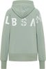 Grüner Kapuzenpullover mit weißem Schriftzug auf dem Rücken.