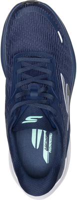 Oberansicht eines dunkelblauen Laufschuhs mit weißem Skechers-Logo. Oberansicht eines dunkelblauen Laufschuhs mit weißem Skechers-Logo.