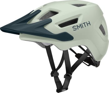 Hellgrüner Smith Fahrradhelm mit dunkelblauem Schirm und Riemen.