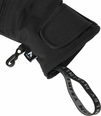 Detail einer schwarzen McKinley-Handschuh mit Schlaufe und Karabiner.