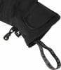 Detail einer schwarzen McKinley-Handschuh mit Schlaufe und Karabiner.