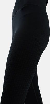 Detail einer schwarzen Sporthose mit Textur und breitem Bund. Detail einer schwarzen Sporthose mit Textur und breitem Bund.