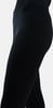 Detail einer schwarzen Sporthose mit Textur und breitem Bund.