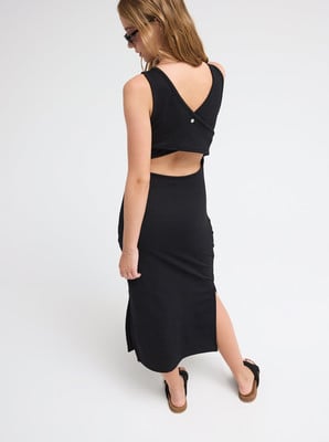 Schwarzes Kleid mit Rückenausschnitt und Seitenschlitz. Schwarzes Kleid mit Rückenausschnitt und Seitenschlitz.