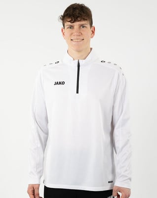 Ein Mann in einem weißen Pullover mit kurzem Reißverschluss und JAKO-Logo auf der Brust. Ein Mann in einem weißen Pullover mit kurzem Reißverschluss und JAKO-Logo auf der Brust.