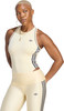 Model in gelber Adidas Sportbekleidung mit dunklen Streifen und Logo.