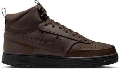 Braune Nike Knöchel-Sneaker mit schwarzer Sohle und Schnürsenkeln. Braune Nike Knöchel-Sneaker mit schwarzer Sohle und Schnürsenkeln.
