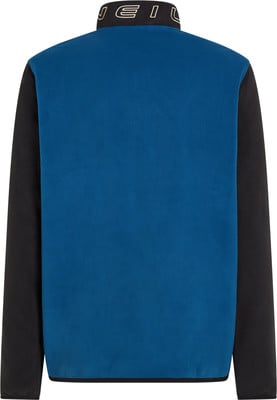 Blaue Fleecejacke mit schwarzen Ärmeln und Logo am Kragen. Blaue Fleecejacke mit schwarzen Ärmeln und Logo am Kragen.