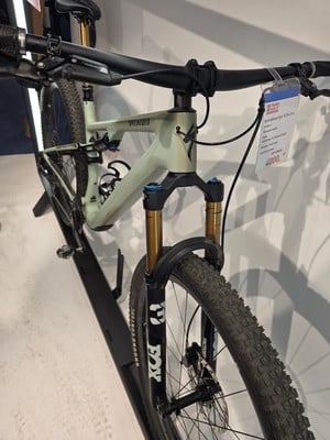 Modernes Specialized Epic Mountainbike von vorne gezeigt, mit Preisschild. Modernes Specialized Epic Mountainbike von vorne gezeigt, mit Preisschild.