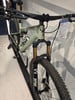 Modernes Specialized Epic Mountainbike von vorne gezeigt, mit Preisschild.