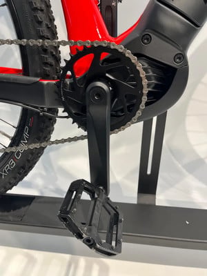 Detail eines Mountainbike-Elektrofahrrads mit Kurbel, Kette und Pedal. Detail eines Mountainbike-Elektrofahrrads mit Kurbel, Kette und Pedal.