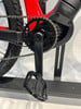Detail eines Mountainbike-Elektrofahrrads mit Kurbel, Kette und Pedal.
