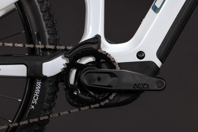 Detail eines weißen E-Bikes mit Kette und ACID-Kurbeln.