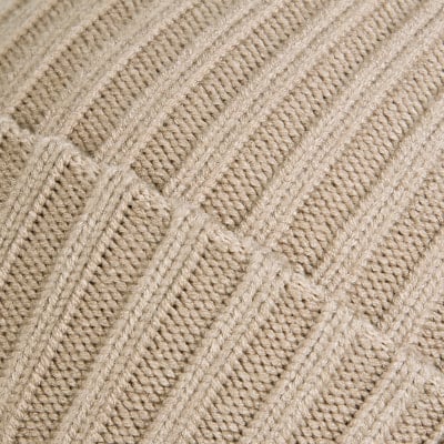 Detail eines Strickmusters mit diagonalen Streifen in Beige.