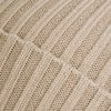 Detail eines Strickmusters mit diagonalen Streifen in Beige.