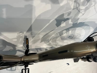 Rahmendetail eines Fahrrads mit einem Radschatten an der Wand.