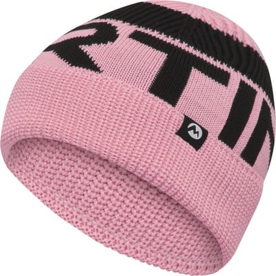Eine rosa Strickmütze mit schwarzem Schriftzug und Logo. Eine rosa Strickmütze mit schwarzem Schriftzug und Logo.