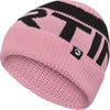 Eine rosa Strickmütze mit schwarzem Schriftzug und Logo.