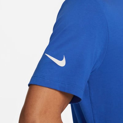 Blaues T-Shirt mit weißem Nike-Logo auf dem Ärmel. Blaues T-Shirt mit weißem Nike-Logo auf dem Ärmel.